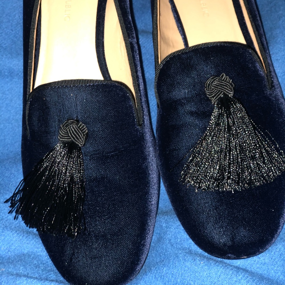 Banana Republic Mid-Heel Navy Slipped On!
